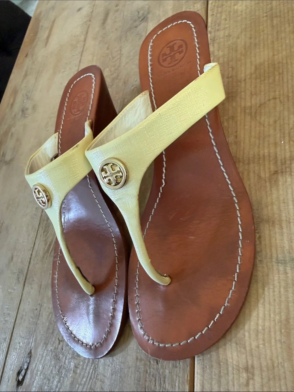 Tory Burch Pale Yellow Leather Thong Sandals with Gold Logo